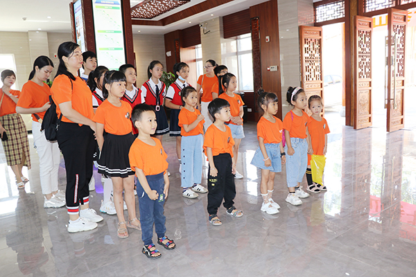 1623562643886679.jpg 師生們?cè)谝粯钦箯d觀看宣傳視頻.jpg