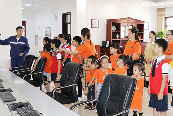 1623562659645058.jpg 師生們到中控室參觀.jpg