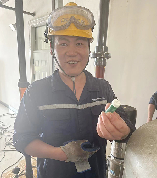 1689910821111131.jpg 員工領取防暑降溫物品.jpg