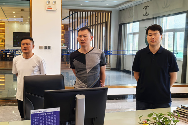 1755046538247148.jpg 李縣長到羅平公司調研.jpg